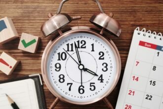 Óra, naptár és jegyzet könyv az időgazdálkodás témájában