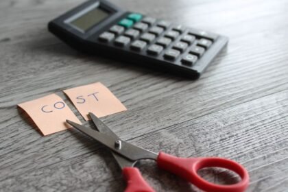 Számológép és olló, spórolás a bevásárláson