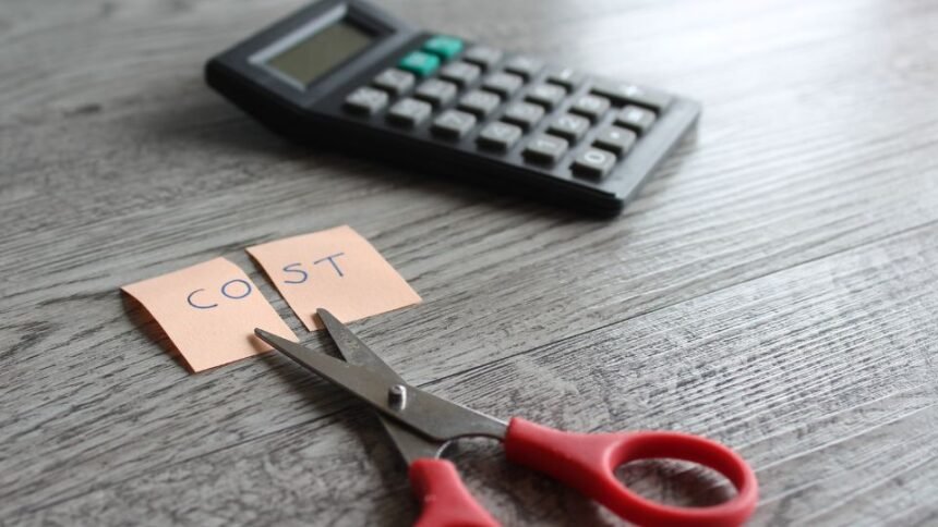 Számológép és olló, spórolás a bevásárláson