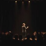 Egy színész monodrámát ad elő egy színházban szerte a közönséggel.