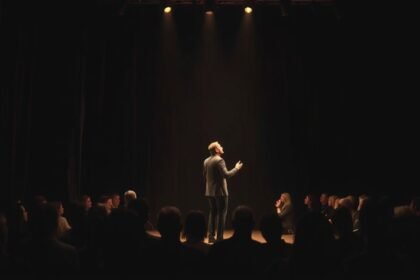 Egy színész monodrámát ad elő egy színházban szerte a közönséggel.