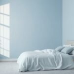 Nyugodt, világoskék hálószoba minimalista berendezéssel