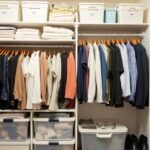 Rendezett gardrób Marie Kondo módszerével, rend és szervezettség.