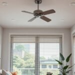 Modern okosotthon belső tér, világítással és ventilátorral.