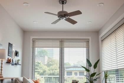 Modern okosotthon belső tér, világítással és ventilátorral.