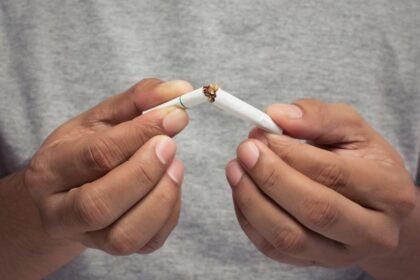 Két kézben törött cigaretta, a dohányzásról való leszokás szimbóluma.