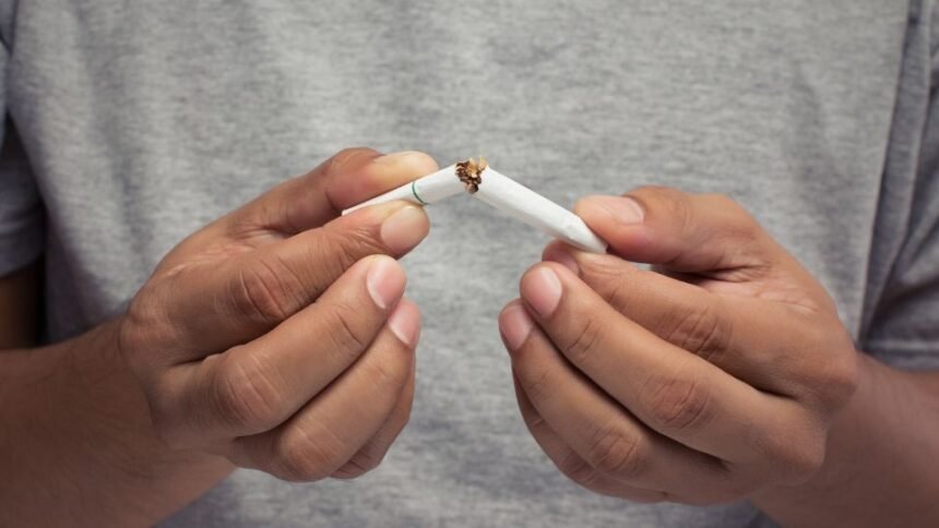 Két kézben törött cigaretta, a dohányzásról való leszokás szimbóluma.