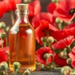 Mákolaj palack vörös mák virágok között.